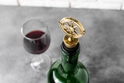 Wine stopper with compass rose - retro style