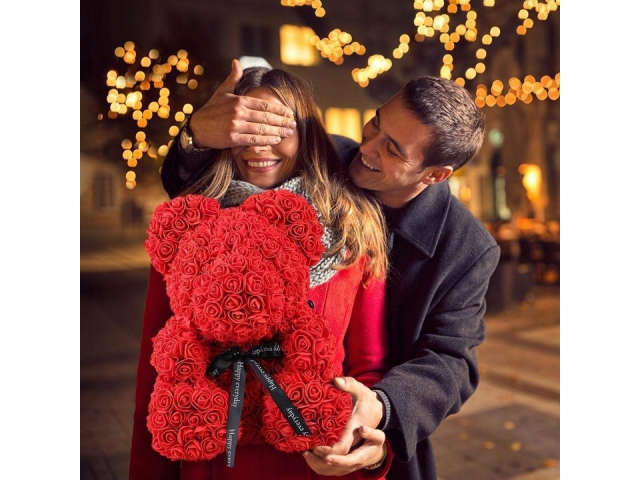 Plyšový medvedík z ruží - červený s bielym srdcom, výška 35 cm