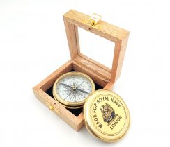 Mosadzný kompas v drevenej škatuľke