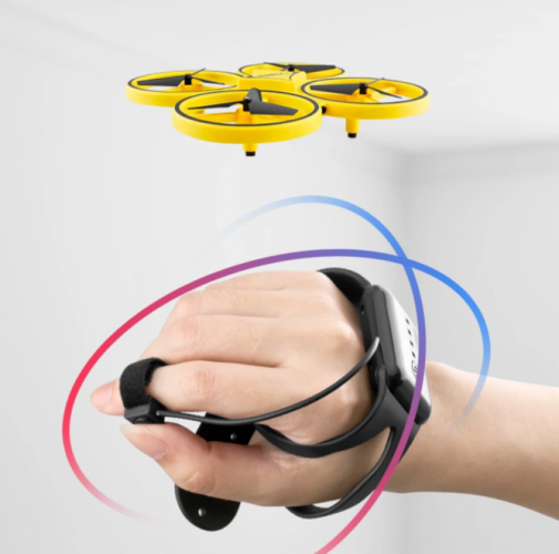 Dron ovládaný pohybom ruky
