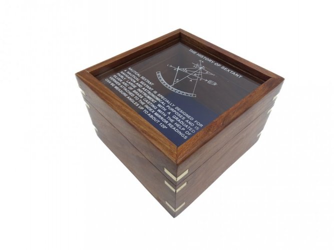 Mosadzný sextant v krabičke