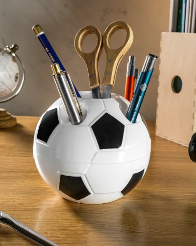 Uchwyt w kształcie piłki nożnej na artykuły piśmienne