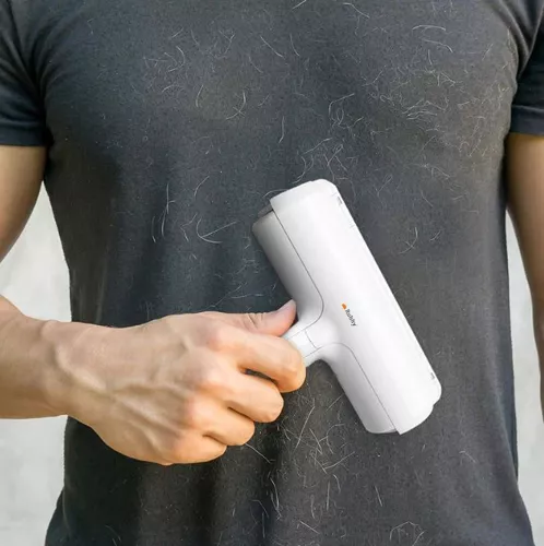 Reusable roller for cleaning clothes