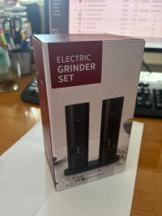 Sada 2 ks elektrických mlýnků na sůl a pepř s podstavcem