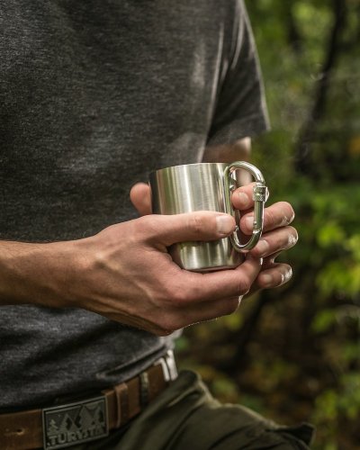 Outdoor mug with carabiner