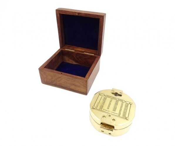 Mosiężny kompas Brunton w drewnianym pudełku