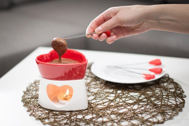 Heart-shaped chocolate fondue - RED