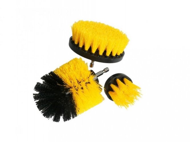 Set of cleaning brushes for a drill