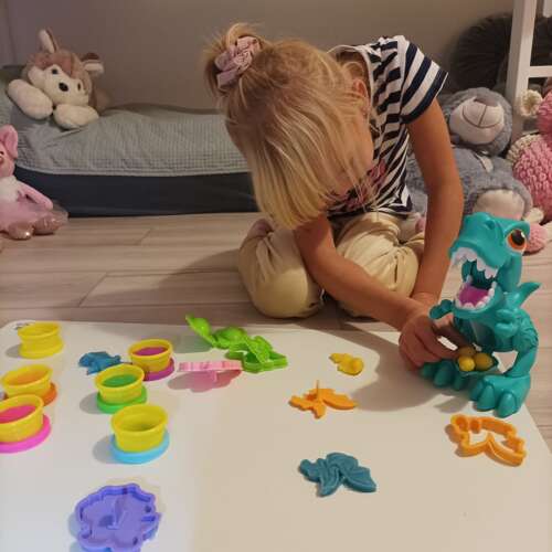 Interaktywny dinozaur + zestaw plasteliny i foremek