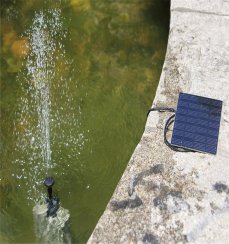 Solárna fontána k záhradnému jazierku