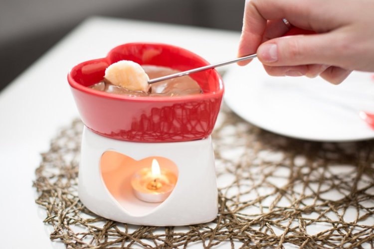 Heart-shaped chocolate fondue - RED