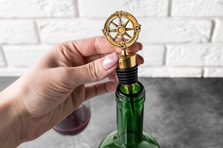 Wine stopper with compass rose - retro style