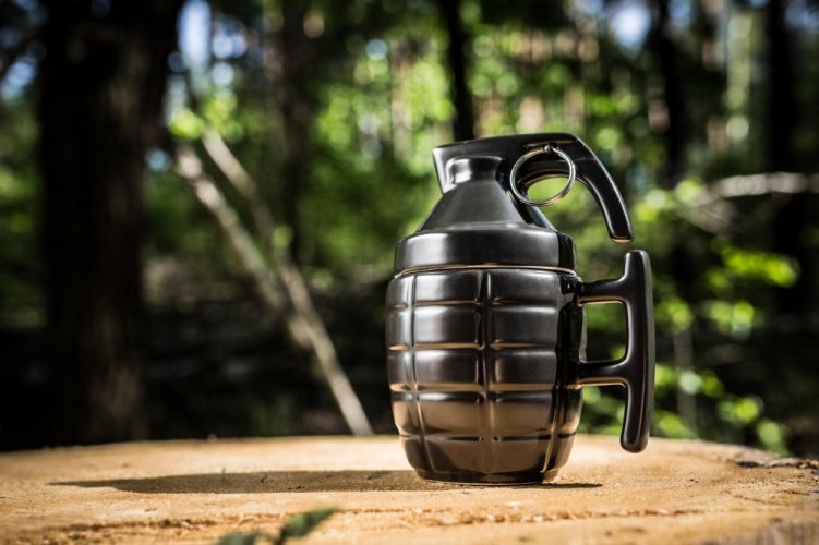 Grenade-shaped mug with round spout - BLACK